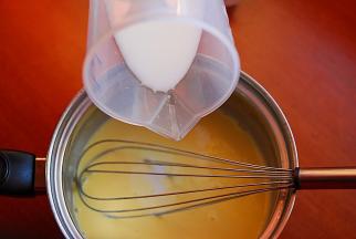 倒入牛奶，继续搅拌均匀