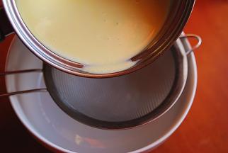 最后将布丁液过筛3次，一旁备用