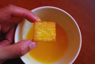 烤好的土司一面沾上薄薄的黄油