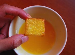 烤好的土司一面沾上薄薄的黄油