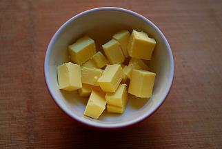 将黄油切成小块，用微波炉加热融化成液体