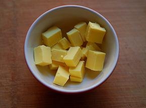 将黄油切成小块，用微波炉加热融化成液体