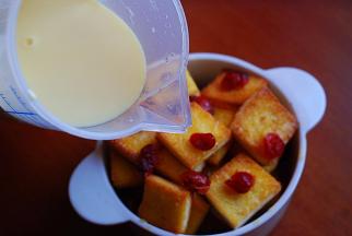 倒入过滤好的布丁液，大约7-8分满