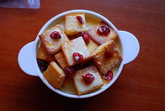 将土司块在布丁液中浸泡个5分钟