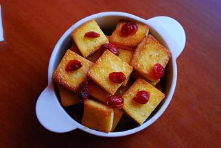 在表面撒上适量的蔓越莓干