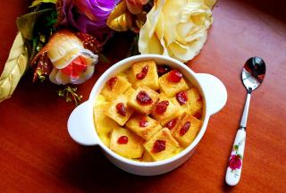 烤箱预热好，170度，20分钟，烤至表面金黄，布丁液凝固即可