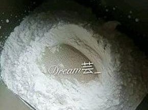 除黄油外所有材料除黄油外，放在面包桶内，先液体后粉上面放酵母，揉到能拉出大片膜。