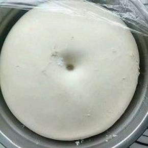 将揉好的面团放入容器；盖上容器盖子，温暖处发酵。