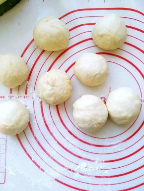 3将面团取出，轻压排气后，分割成6个小面团，滚圆后松弛15分钟；