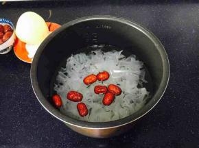 银耳泡发半个小时，去掉黄根，洗干净，撕成小朵。
大枣8～10个左右，洗干净。
锅里放入银耳、大枣，1500ml的清水。
按“牛蹄筋”档开始工作，这档工作时间是上气后工作30分钟，工作结束后要等自然放气，这期间银耳处于焖的状态，还能继续加速银耳分解胶质。