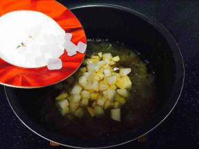 梨洗干净，去核，切成骰子大小的梨丁。
把梨丁放到锅里，放入适量的冰糖，点“稀饭”键，工作10分钟，然后等自然放气。
最后把清洗干净的大枣，约10个左右放到锅里即可，您也可再加热一下，枣的口感很更好。