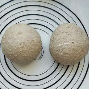 和好的面团分成两份，揉勻。