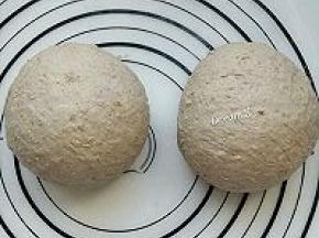 和好的面团分成两份，揉勻。