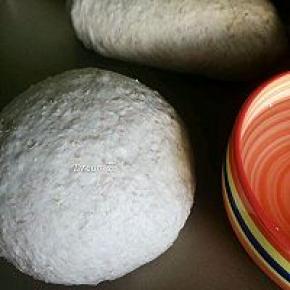 放在温暖处发酵两倍大，【放在烤箱装热水发酵。】