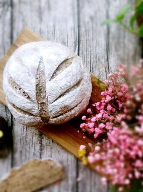 发酵好的面团，撒粉，割口。烤箱200度20分钟。