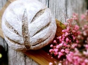 发酵好的面团，撒粉，割口。烤箱200度20分钟。