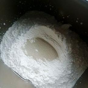 除黄油外先液体后干粉中间放酵母，面包机和面20分钟，