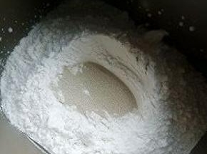 除黄油外先液体后干粉中间放酵母，面包机和面20分钟，