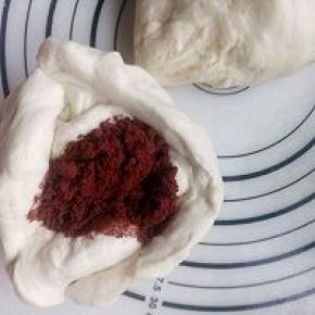 分成两份，一份加入红曲粉揉匀