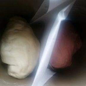 放面包桶内中间夹纸常温处发酵两倍大