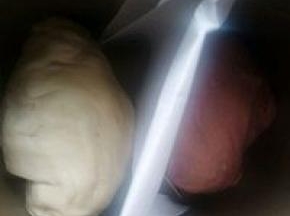 放面包桶内中间夹纸常温处发酵两倍大