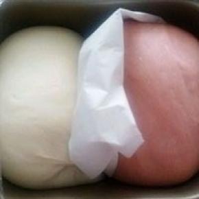 发酵好的面团。轻轻倒扣案板上就行。