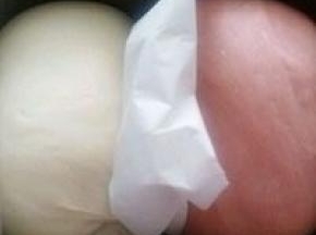 发酵好的面团。轻轻倒扣案板上就行。