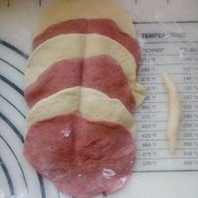 擀开成园片，原色一张彩色一张叠在一起，可以单数可以双数，随自己喜欢。中间用筷子压一下，取一小面团搓成长条当花蕊。