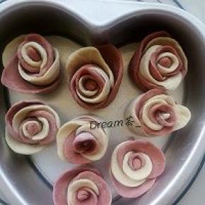 放在模具里，花型整理一下。