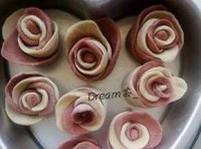 放在模具里，花型整理一下。