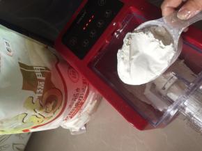 将福临门麦芯多用途面粉勺4平杯到面条机中