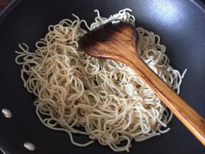 再放入刚才剩油的锅里翻炒