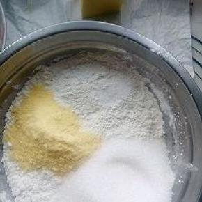 准备好材料放在盆里