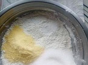 准备好材料放在盆里