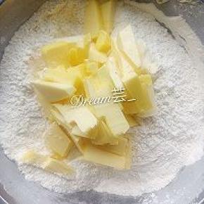 均匀搅拌面粉加入黄油