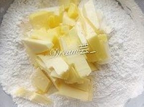 均匀搅拌面粉加入黄油