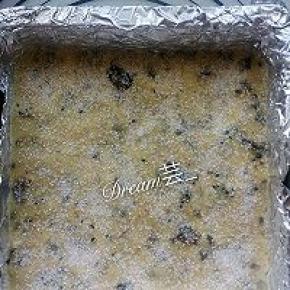 八寸方盘铺锡纸，表面撒白糖，叉小洞冷藏半个小时。