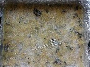 八寸方盘铺锡纸，表面撒白糖，叉小洞冷藏半个小时。