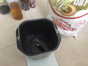 将油、盐、清水放入面包机中