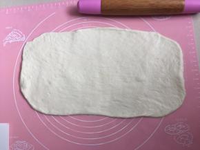 取出发酵好的面团用擀面杖排气