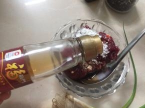 牛肉加入生抽、盐、葱姜料酒、胡椒粉、生粉、辣椒酱、福临门小蘑香油