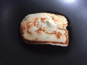 然后翻面煎，煎至表面金黄即可