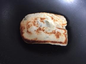 然后翻面煎，煎至表面金黄即可