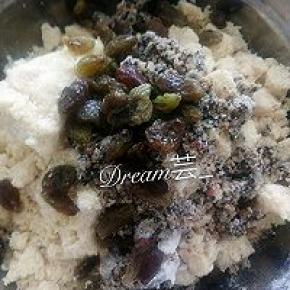 用手揉搓均匀加入果仁，葡萄，提子干，黑芝麻花生核桃碎。在用手揉搓成小粒。