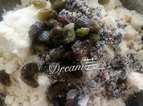 用手揉搓均匀加入果仁，葡萄，提子干，黑芝麻花生核桃碎。在用手揉搓成小粒。