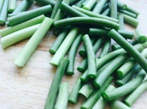 蒜薹切段儿。