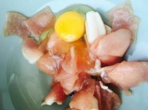 肉片里加一个鸡蛋。