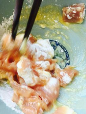 适量淀粉，搅拌均匀，少放点料酒，盐，腌制一会儿。