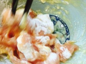 适量淀粉，搅拌均匀，少放点料酒，盐，腌制一会儿。