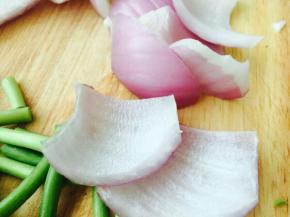 葱头切块。